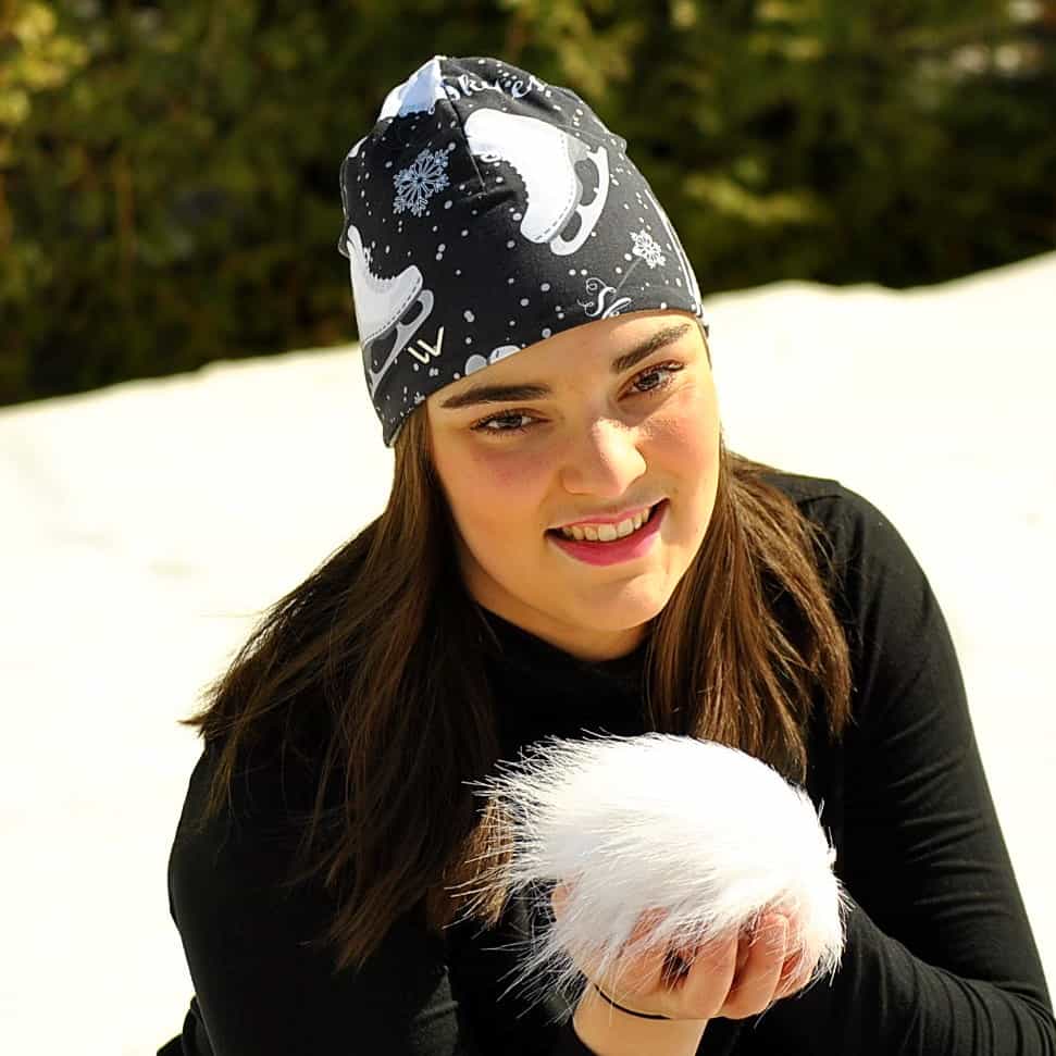 Vêtement Création Wissa fait 100% au Québec : Tuque noir avec patins blancs à pompon
