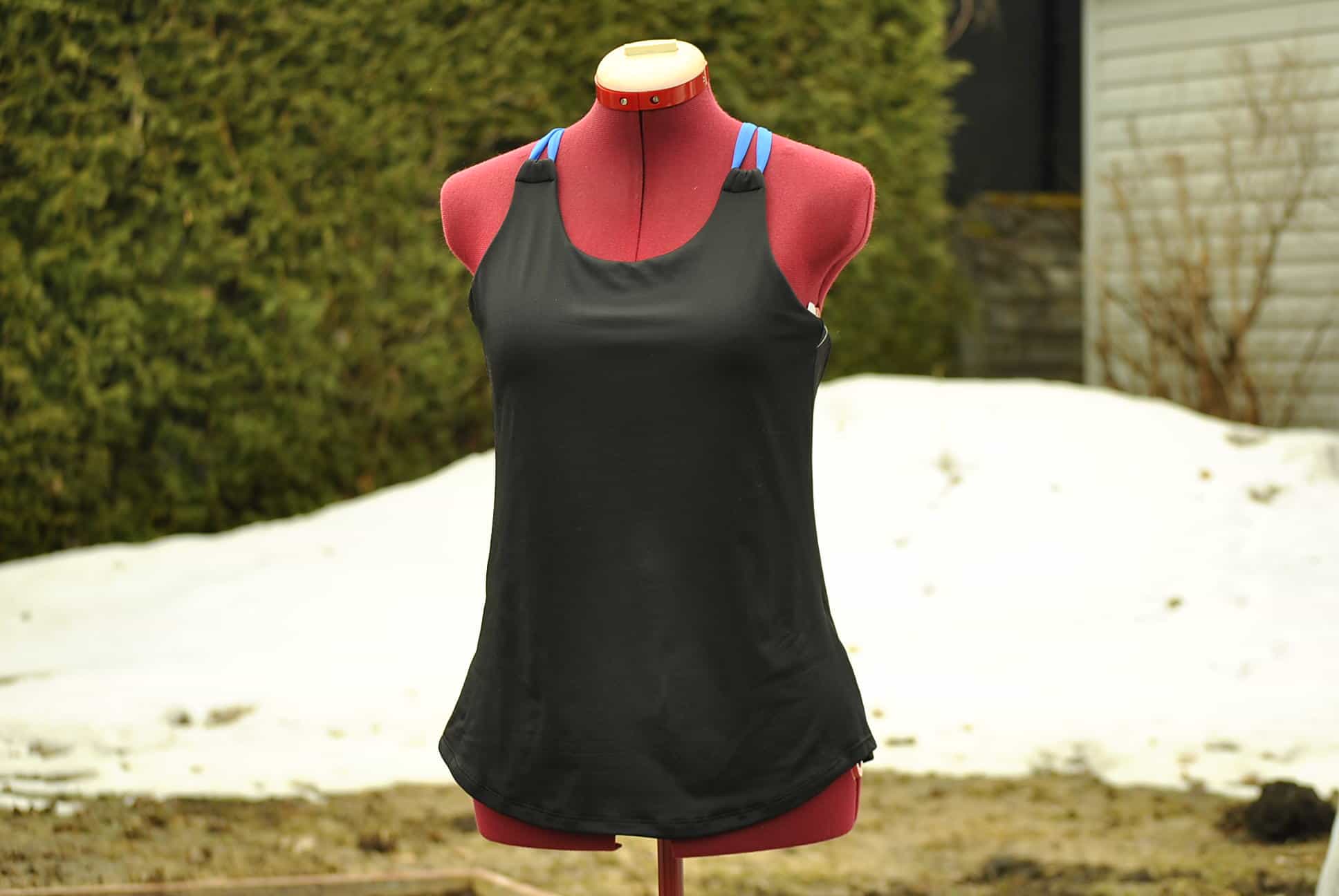 Vêtement Création Wissa fait 100% au Québec : Camisole noire et bleu avec brassière sport integrée - PEPACA