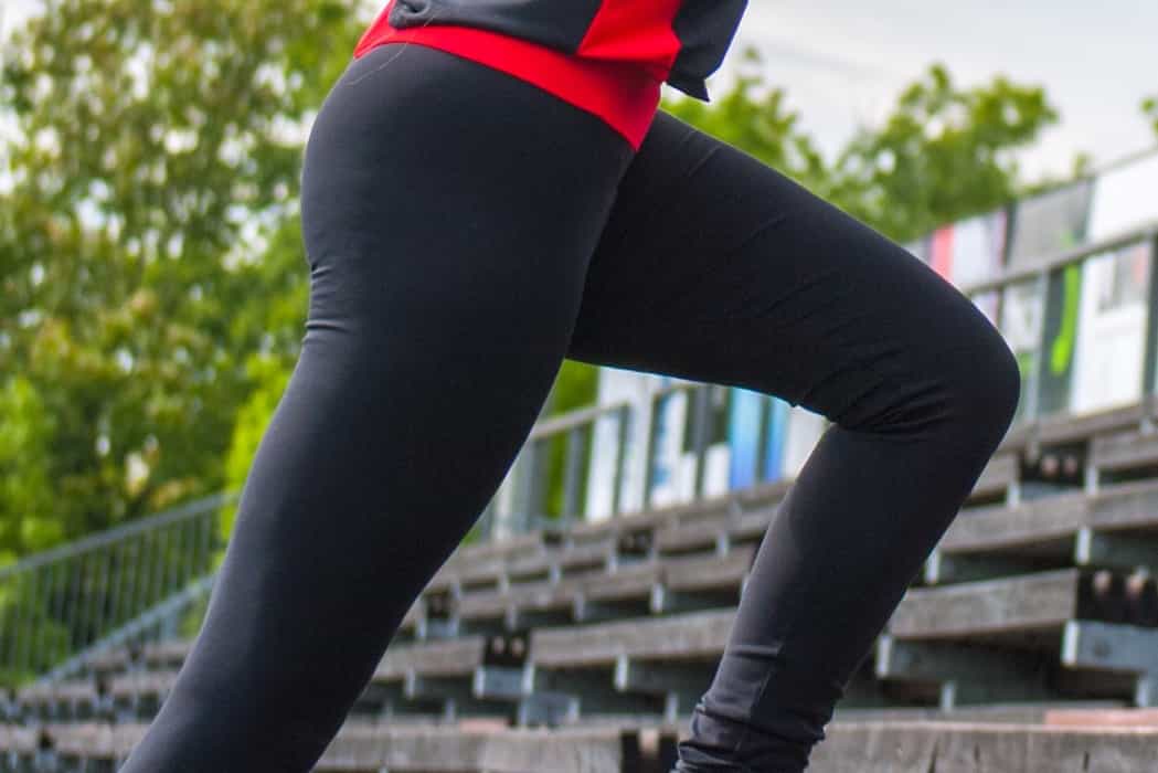 Vêtement Création Wissa fait 100% au Québec : Legging noir en supplex avec bande rouge