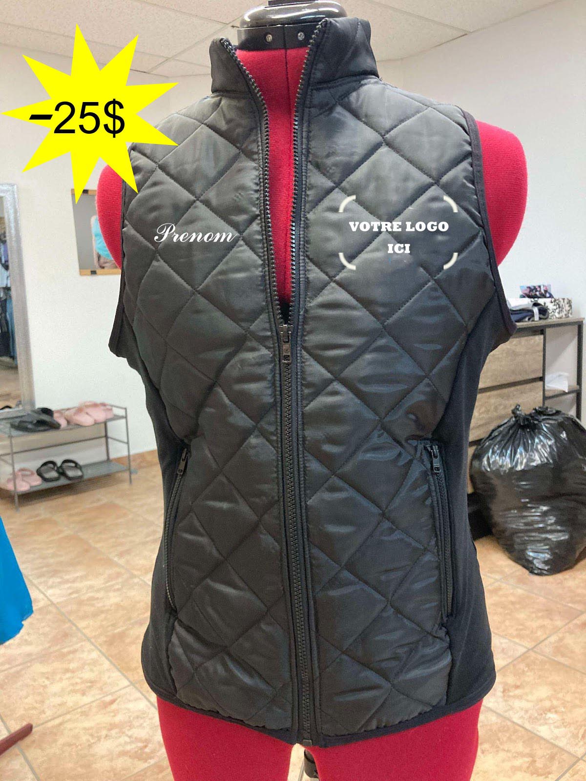 Veste sans manche avec poches à fermetures éclaires fait de tissu matelassé imperméable et de supplex. Identification au coeur en broderie. Prénom brodé au coté droit (écrire prénom en commentaire lors du paiement). <strong>Le CPA Bécancour finance 25$ de ce morceau, le prix est avec le financement appliqué.</strong>