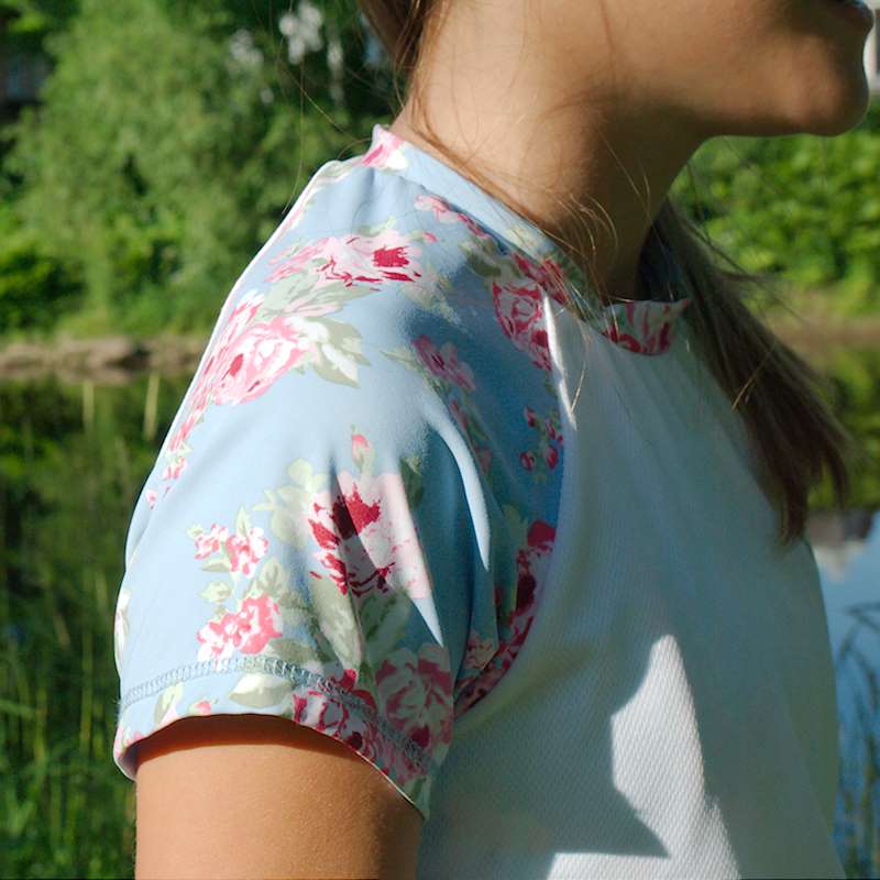 Vêtement Création Wissa fait 100% au Québec : T-Shirt fleuri collection ambassadrice