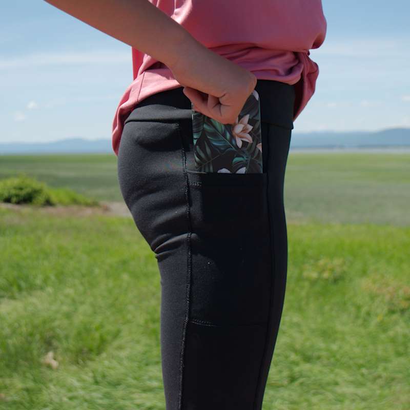 Vêtement Création Wissa fait 100% au Québec : Legging noir en supplex à taille haute  avec poche