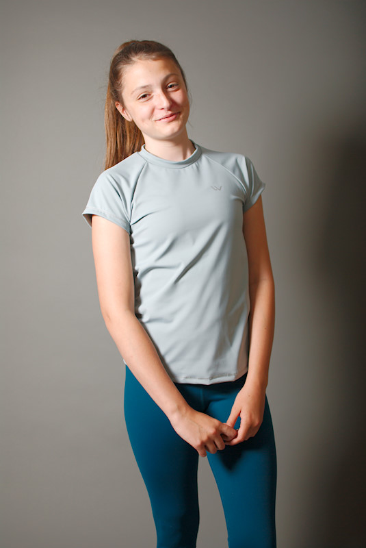 Vêtement Création Wissa fait 100% au Québec : T-Shirt gris avec fillet au dos