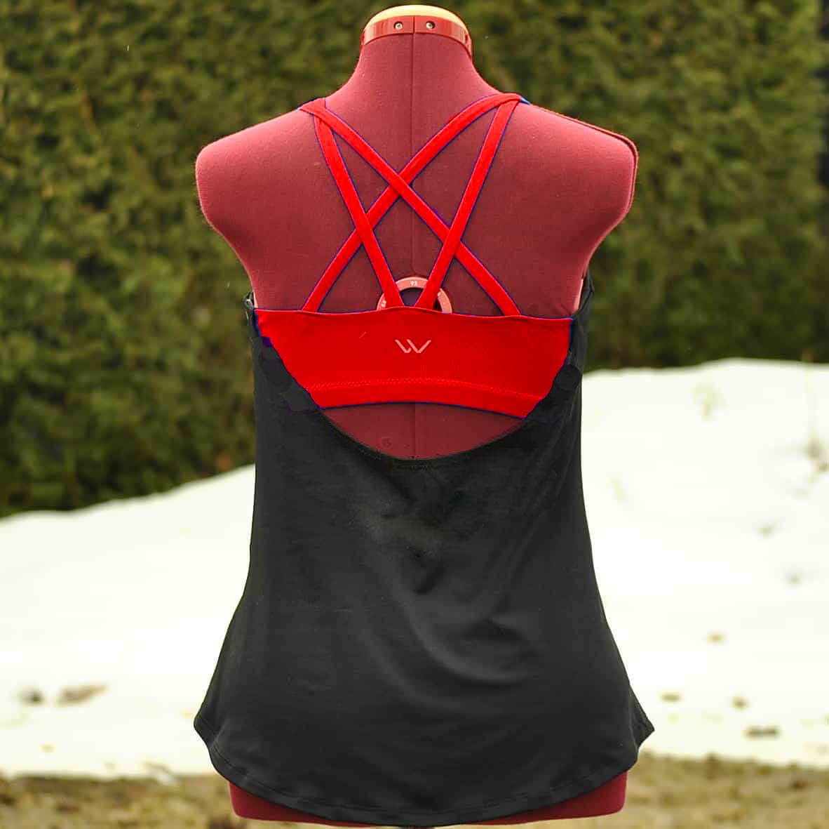 Vêtement Création Wissa fait 100% au Québec : Camisole noire et rouge avec brassière sport integrée. - CPA Dorisseaux - BRODÉ