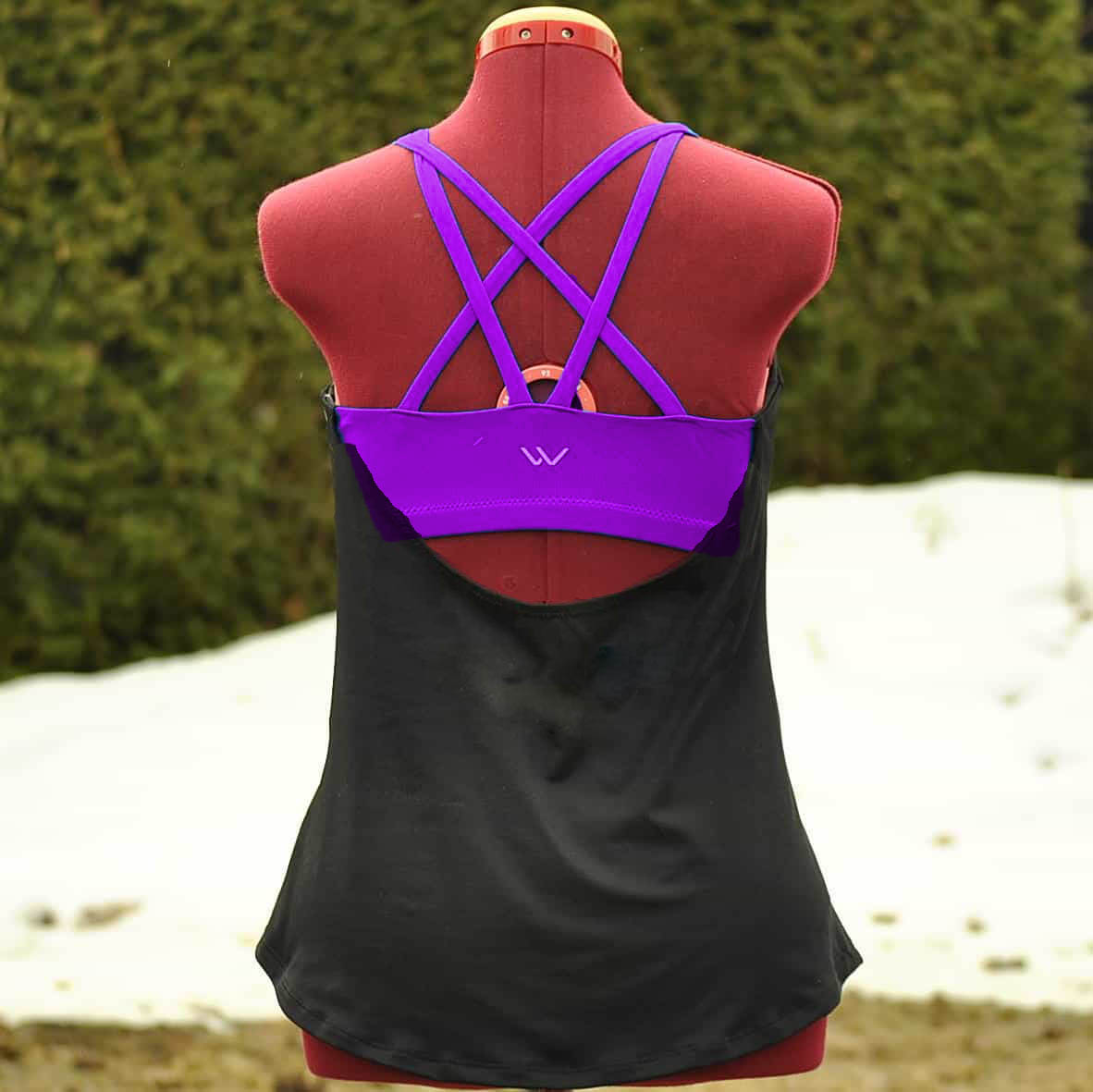 Vêtement Création Wissa fait 100% au Québec : Camisole noire et mauve avec brassière sport integrée. - CPA Saint-Augustin