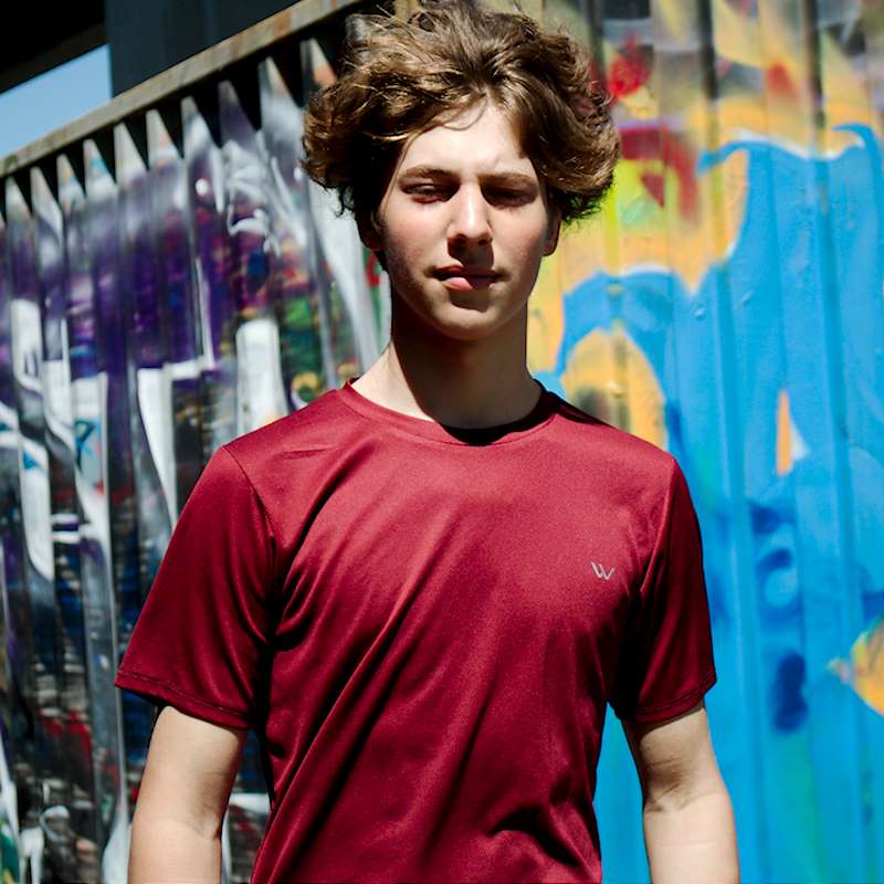 Vêtement Création Wissa fait 100% au Québec : T-shirt à séchage rapide rouge vin à réflexion
