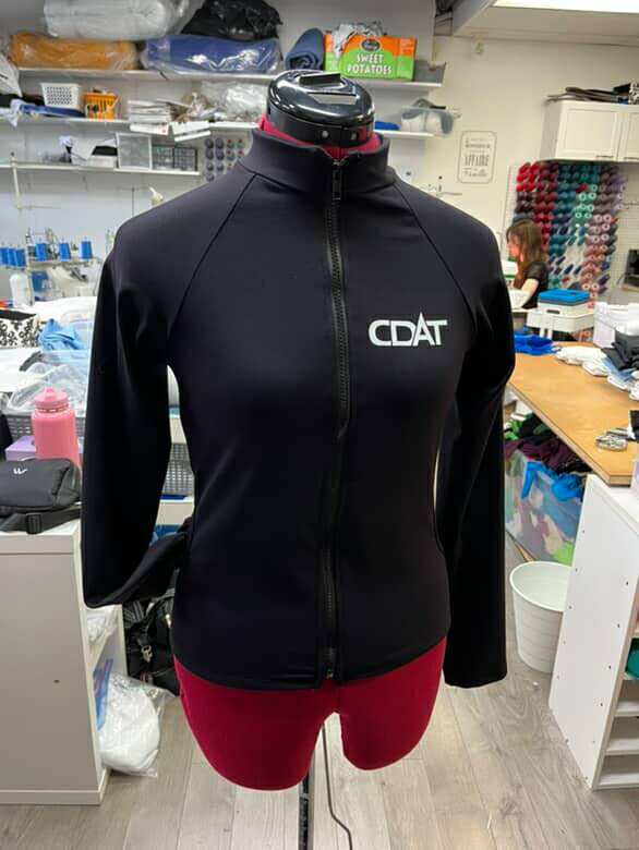 Veste avec poches ouvertes, cintrée à la taille pour  femme ou non cintrée pour homme. Identification CDAT en technologie d'impression DTF, au cœur et en gros au dos.