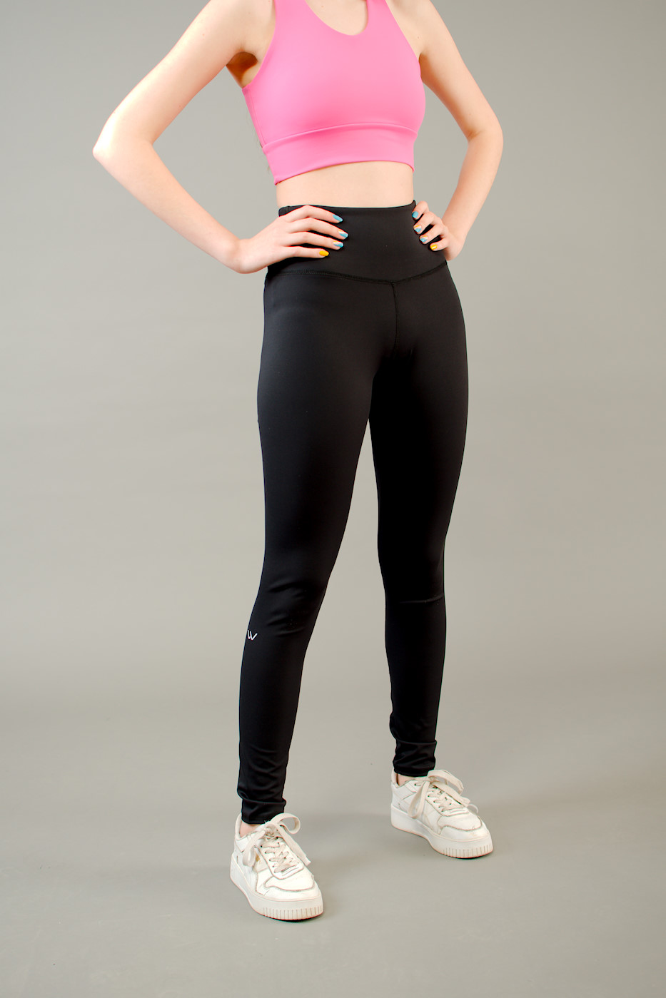  Legging à taille haute classique tant aimé chez Wissa. Maintenant fait de BT! Ces leggings compressifs et FPS 50 sont un morceau à avoir dans votre garde-robe. Leur couleur noire est définitivement un essentiel. 