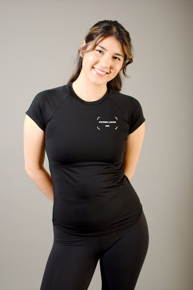 T-shirt noir d'entrainement fait de microfibre avec filet au haut du dos. Identification du Sport Étude Saguenay-Le-Fjord au cœur en technologie DTF.
