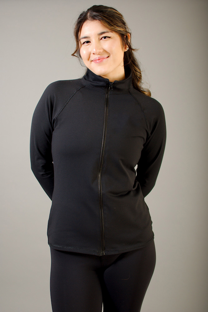 Veste de supplex cintrée à la taille pour  femme ou non cintrée  pour homme. Avec poches à fermeture éclair, poignets-mitaines. Identification du Sport Étude Saguenay-Le-Fjord brodé au dos,et prénom brodé au bras gauche (écrire le prénom à broder en commentaire lors du paiement).