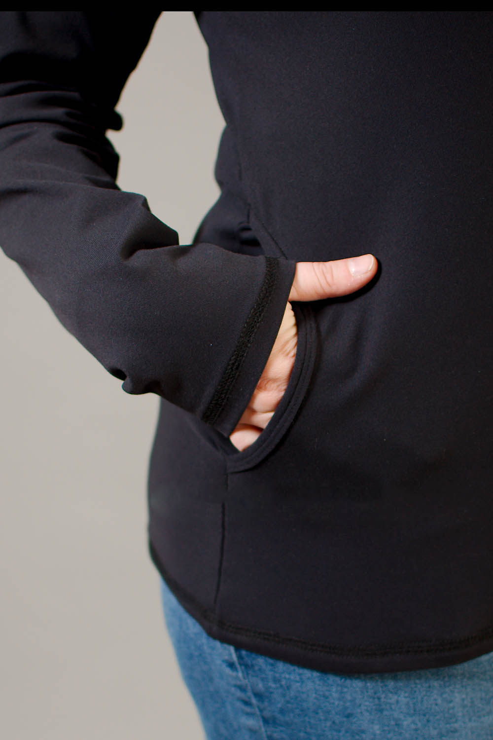 Vêtement Création Wissa fait 100% au Québec : Veste de sur vêtement en supplex noir - poches ouvertes - Cpa Cendrillon 