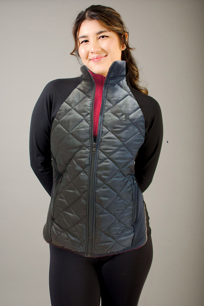 Veste de supplex cintrée à la taille pour  femme ou non cintrée  pour homme. Avec poches à fermeture éclaire. Corps en tissu matelassé semi-imperméable. Identification du Sport Étude Saguenay-Le-Fjord brodée au dos et prénom au bras gauche (écrire le prénom à broder en commentaire lors du paiement). 