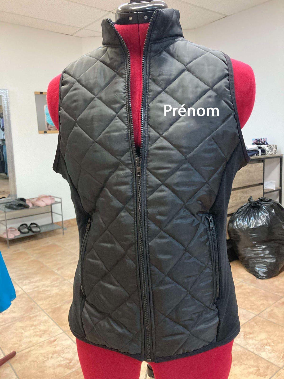 Veste sans manche avec poche à zip fait de tissu matelassé imperméable et de supplex. Identification du Sport Étude Saguenay-Le-Fjord au dos en broderie ainsi que le prénom (veuiller écrire en commentaire lors du paiement).