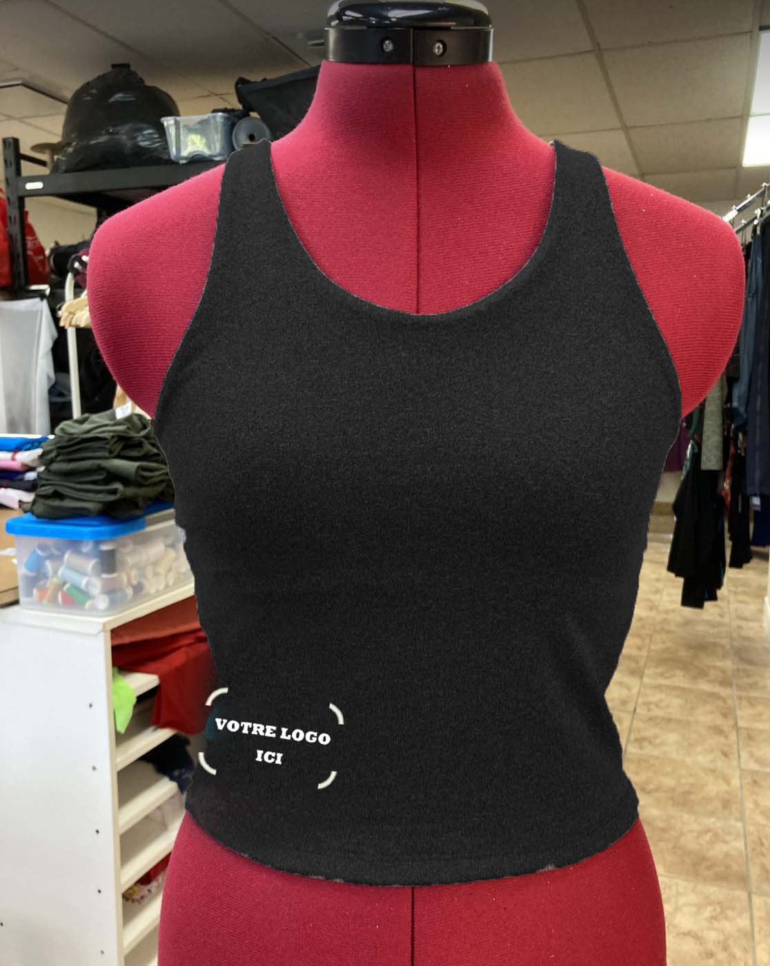 Camisole ajustée fait de supplex avec un top intégré. Elle vous permettra de rester confortable peu importe vos activités prévues dans la journée. Fini de trouver un top pour se dissimuler en dessous de vos camisoles, le top est attaché. Avec insertion pour les pads dans les grandeurs adultes. Identification du Cpa Les Mazurkas Patinage Excellence brodée à la hanche droite.