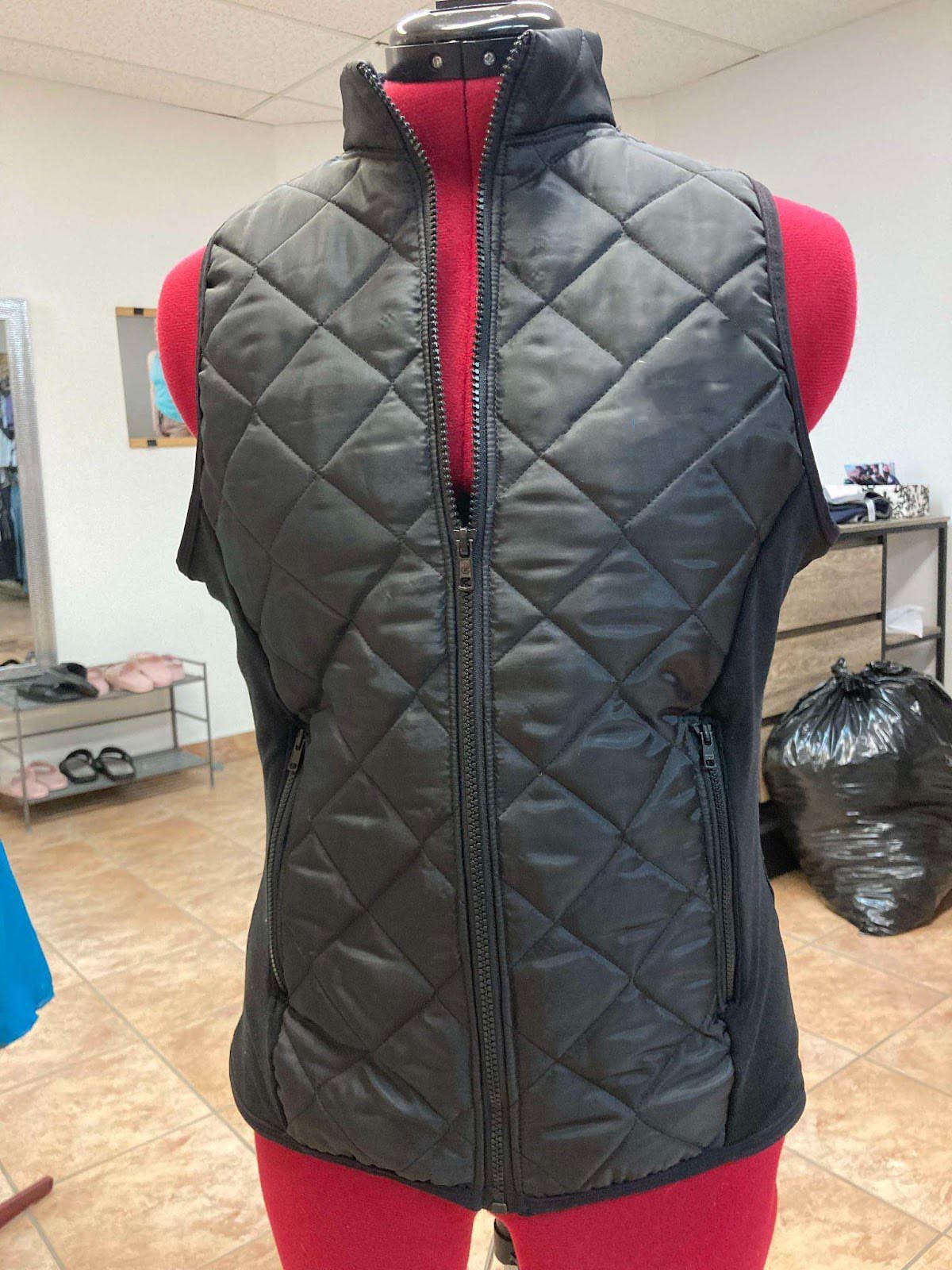 Veste sans manche avec poches à fermetures éclaires fait de tissu matelassé imperméable et de supplex. Identification du CPA Saint-Henri au dos en broderie.