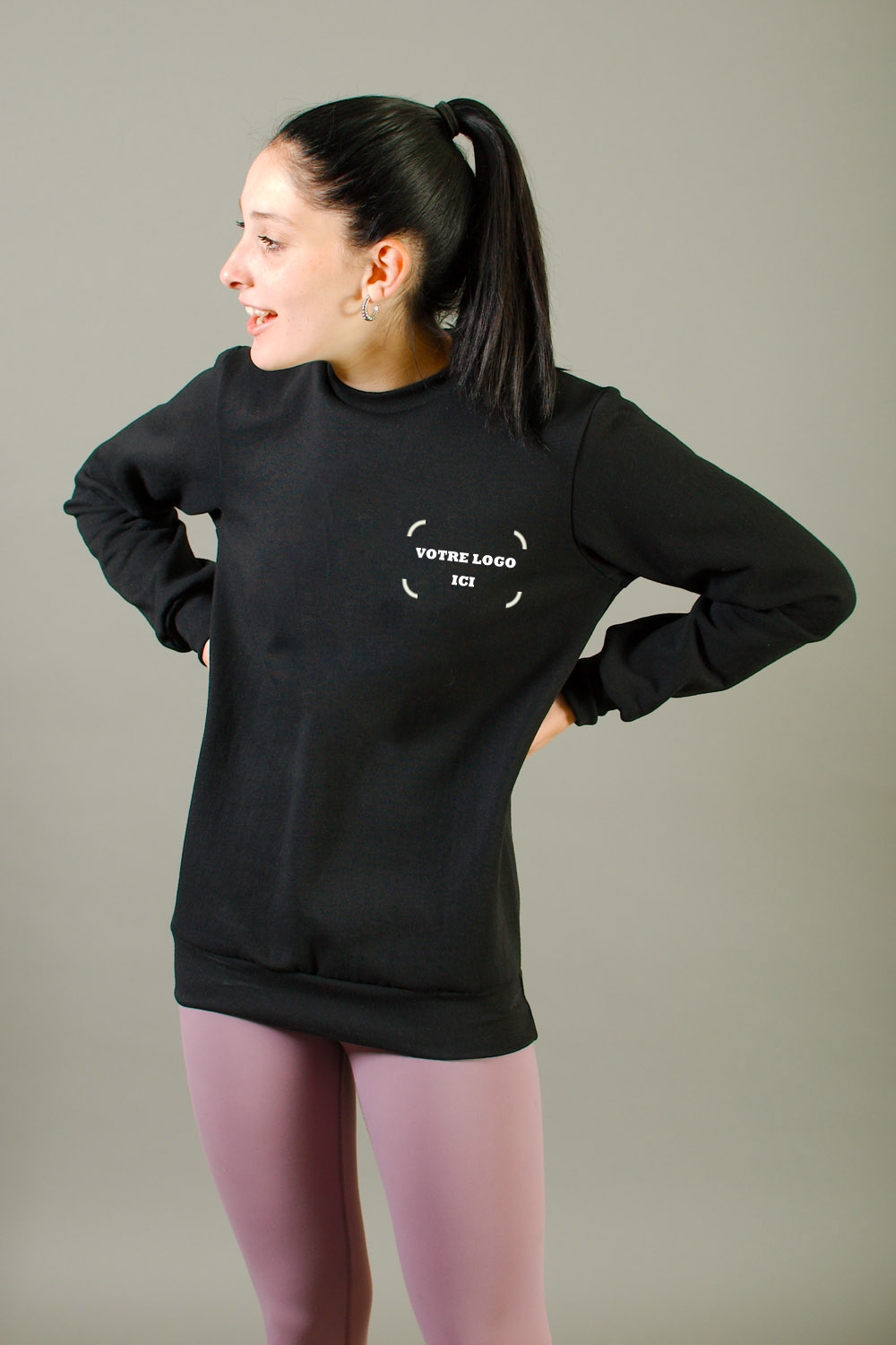 Coton ouaté style 'crew neck' sans poche ni capuchon. Identification du Cpa les Axels d'Alma en vinyl au cœur. <strong>Les frais d'identification sont offerts par votre club.</strong>