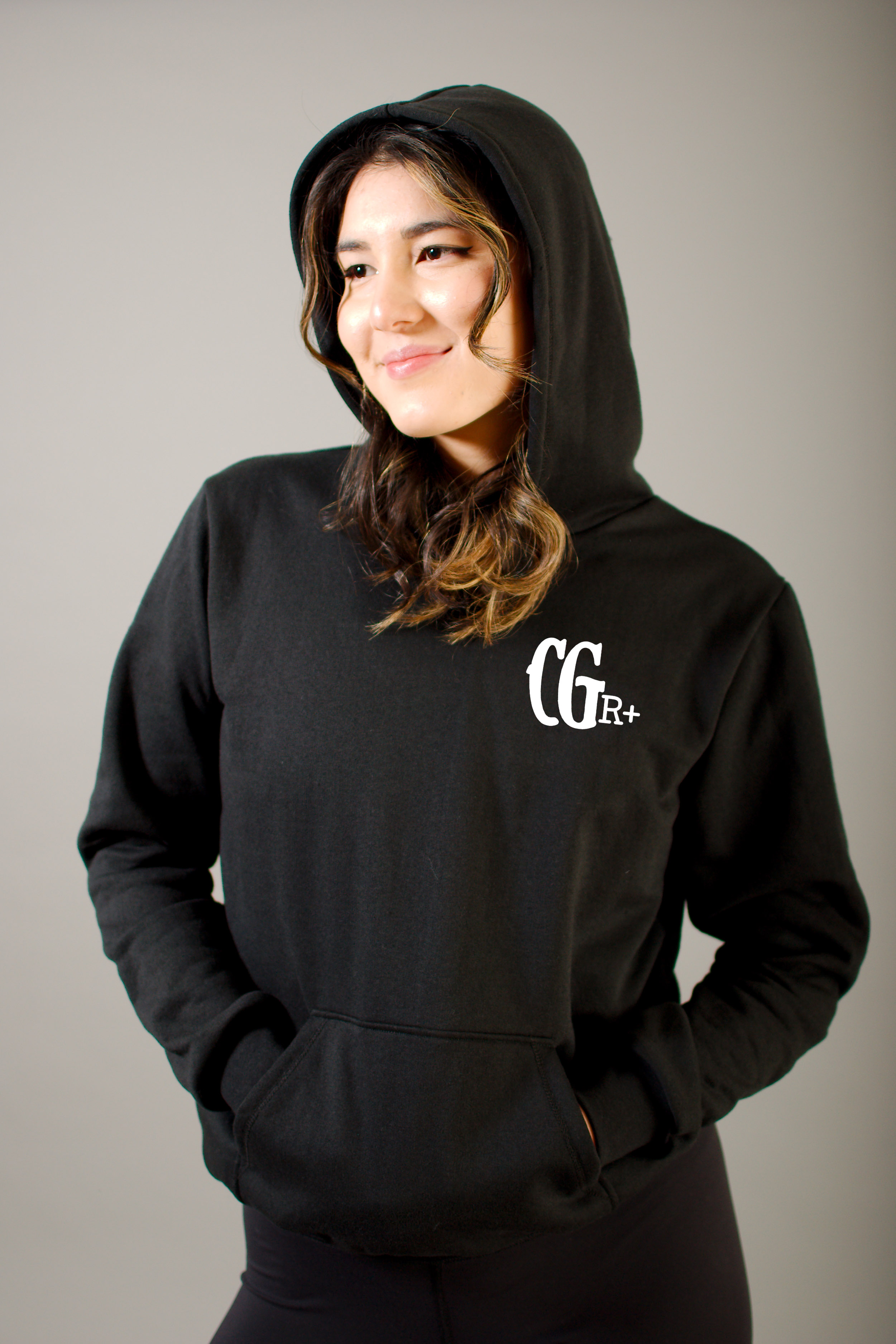 Coton ouaté style hoodie. Le logo de CGR+ en mis en vinyle au devant et l'enseigne à l'arrière. Noir et gris disponible