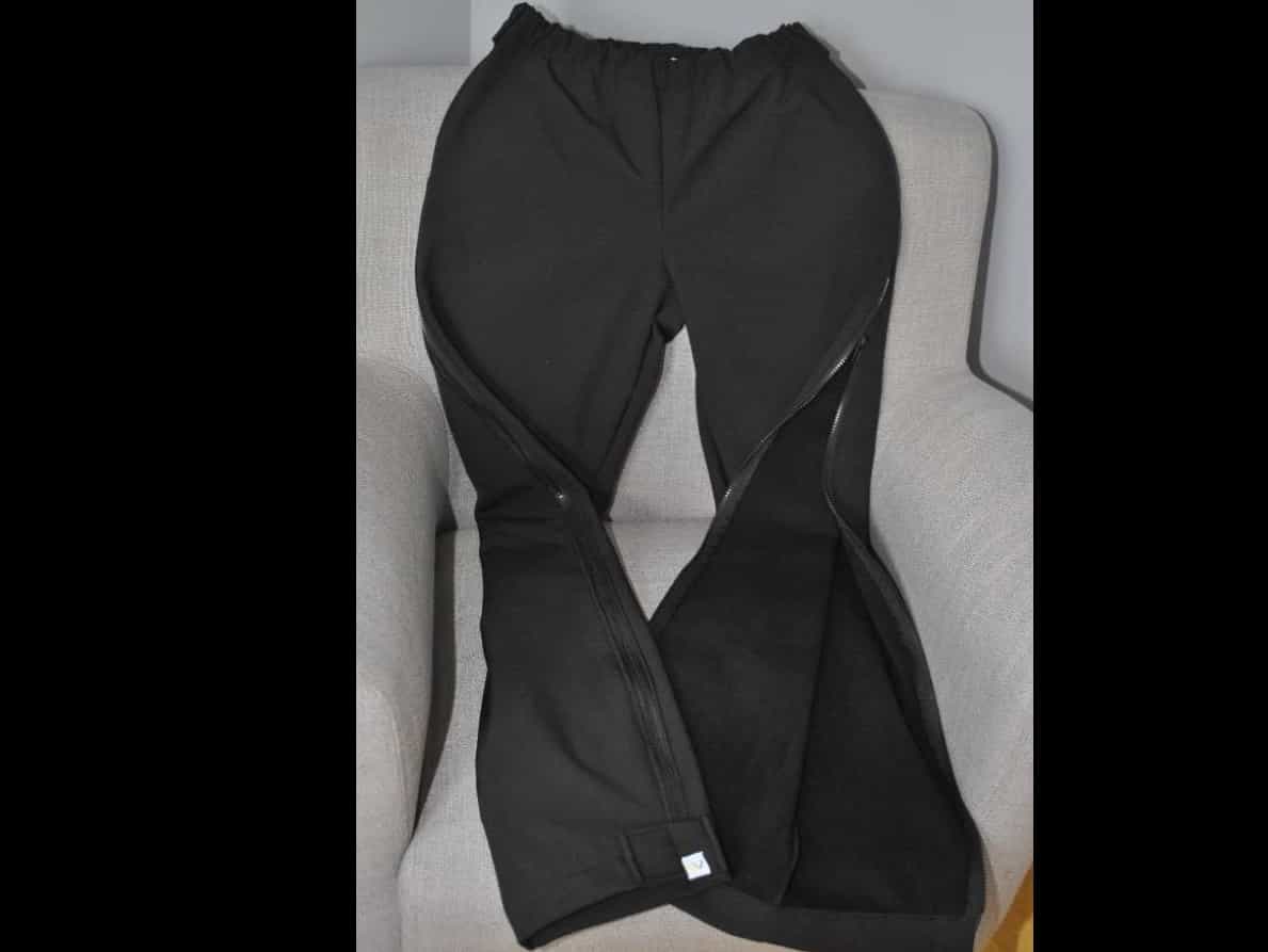 Pantalon de shoftshell noir avec fermeture éclair de chaque cotés pour retirer rapidement. Très chaud 
