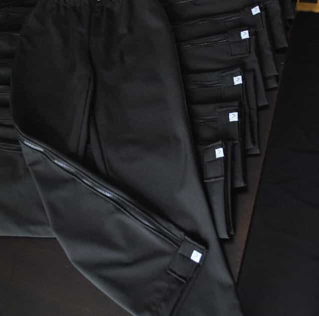 Vêtement Création Wissa fait 100% au Québec : Pantalon noir en shoftshell avec fermeture éclair de chaque cotés