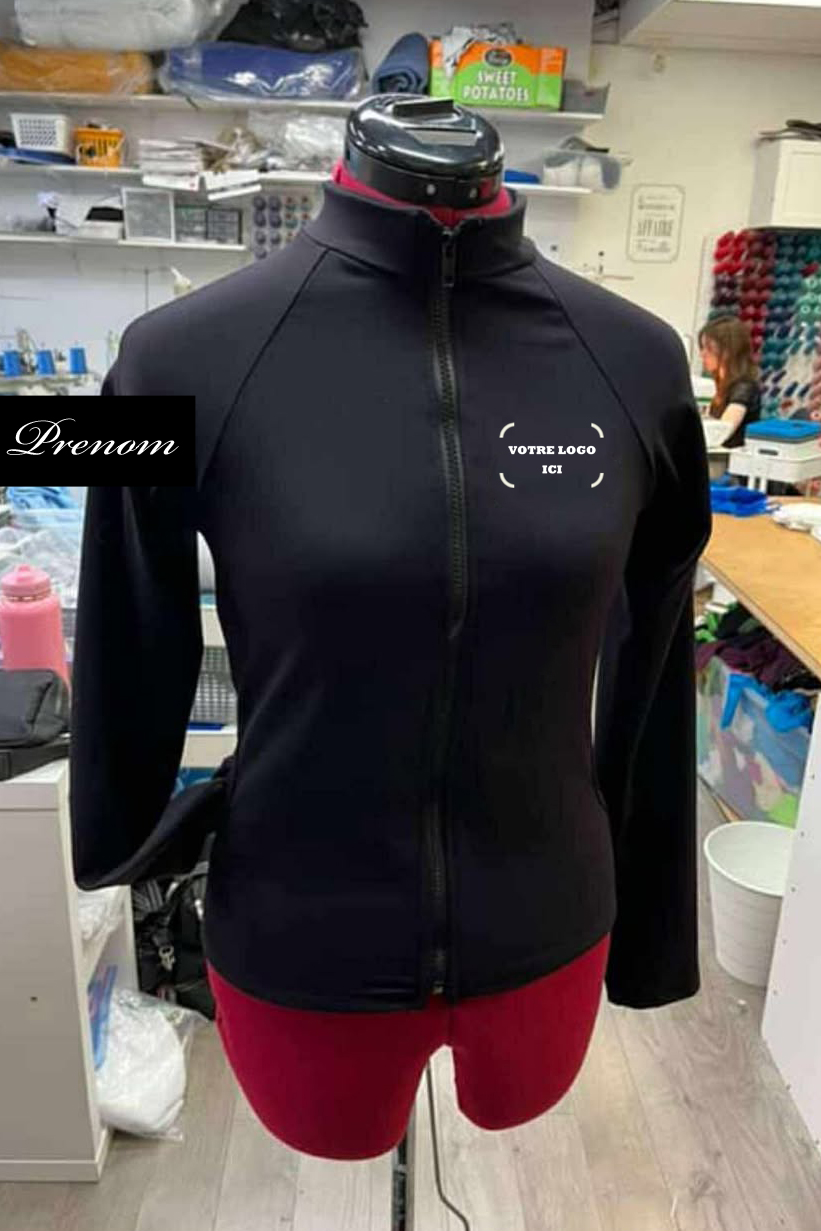 Veste de supplex avec petit col, cintrée à la taille pour  femme ou non cintrée  pour homme. Sans poches. Identification du CPA Les Mazurkas brodée au coeur, au dos en gros et prénom brodé au bras droit (écrire le prénom à broder en commentaire lors du paiement). 