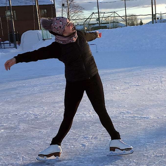 Vêtement Création Wissa fait 100% au Québec : Tuque passion patin rose