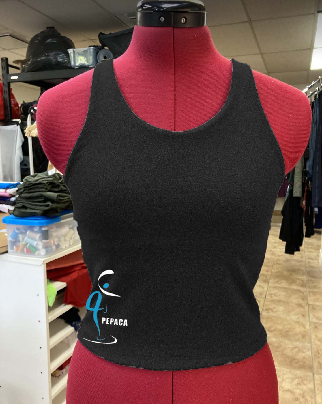 Camisole ajustée fait de supplex avec un top intégré. Elle vous permettra de rester confortable peu importe vos activités prévues dans la journée. Fini de trouver un top pour se dissimuler en dessous de vos camisoles, le top est attaché. Avec insertion pour les pads dans les grandeurs adultes. Identification du Pepaca brodée à la hanche droite.