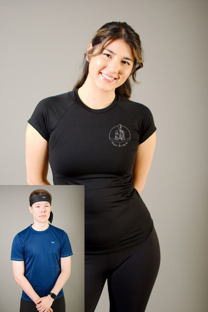T-shirt noir en microfibre avec le logo rond de physio UQAC brodé au cœur. Dos plein, cintré pour les femmes, non-cintré pour les hommes
