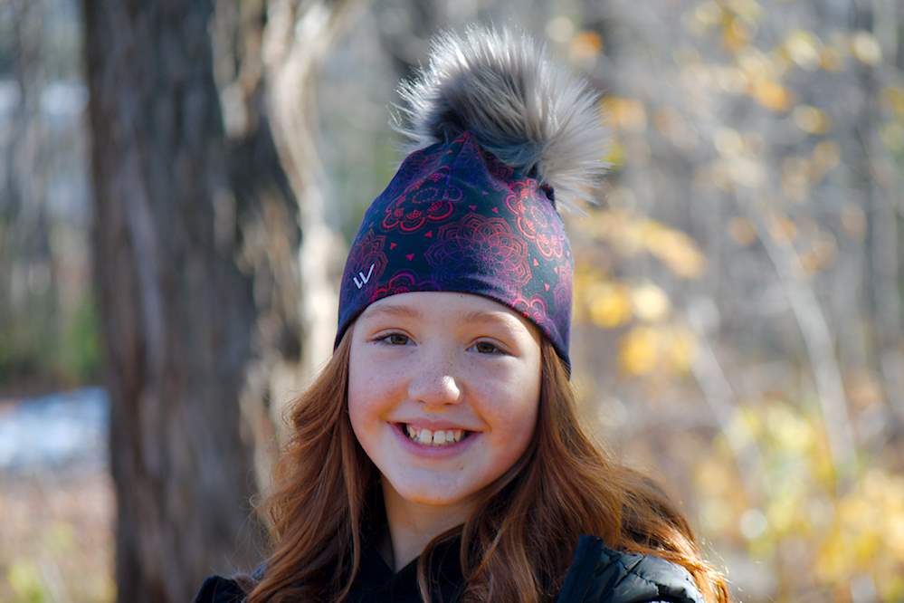 Vêtement Création Wissa fait 100% au Québec : Tuque noire à mandala rouge