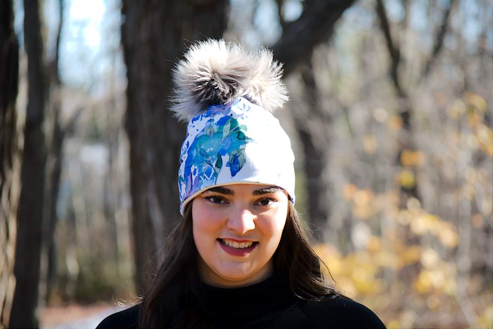Vêtement Création Wissa fait 100% au Québec : Tuque blanche à fleurs mauves