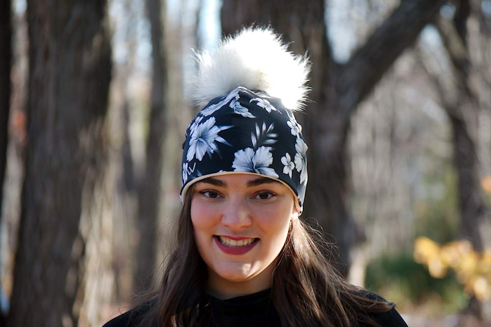 Vêtement Création Wissa fait 100% au Québec : Tuque noire à fleurs blanches