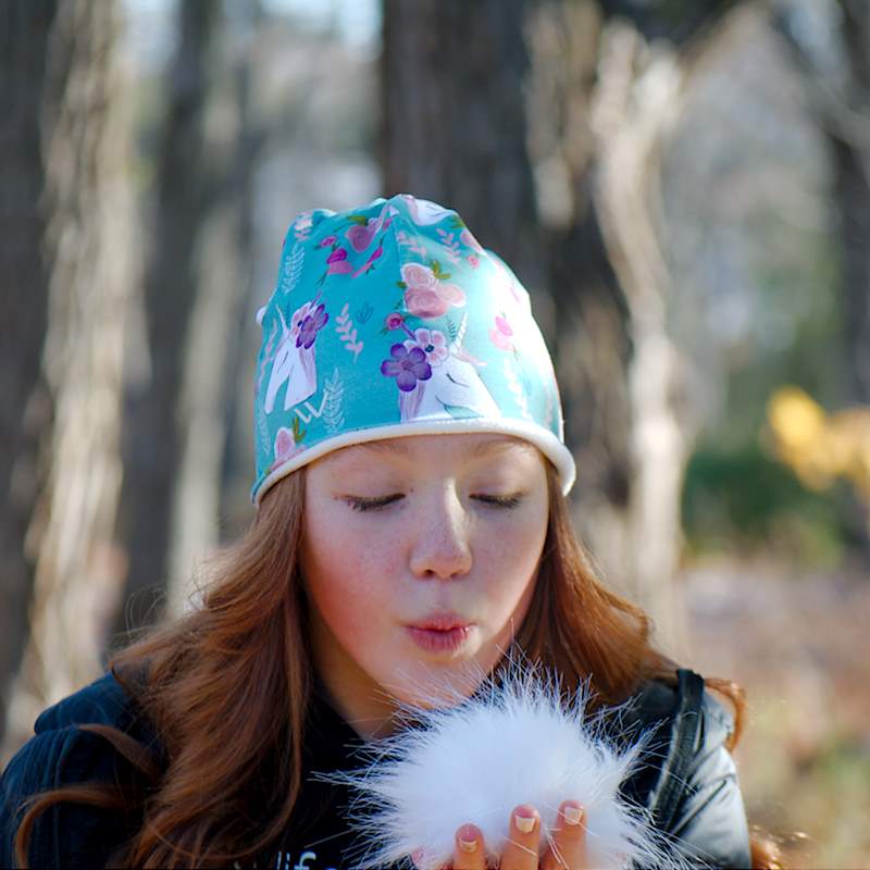 Vêtement Création Wissa fait 100% au Québec : Tuque turquoise à licorne et fleurs à pompon