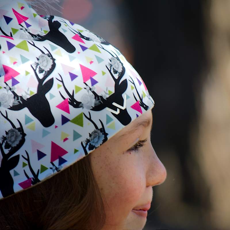 Vêtement Création Wissa fait 100% au Québec : Tuque blanche à têtes de cerfs