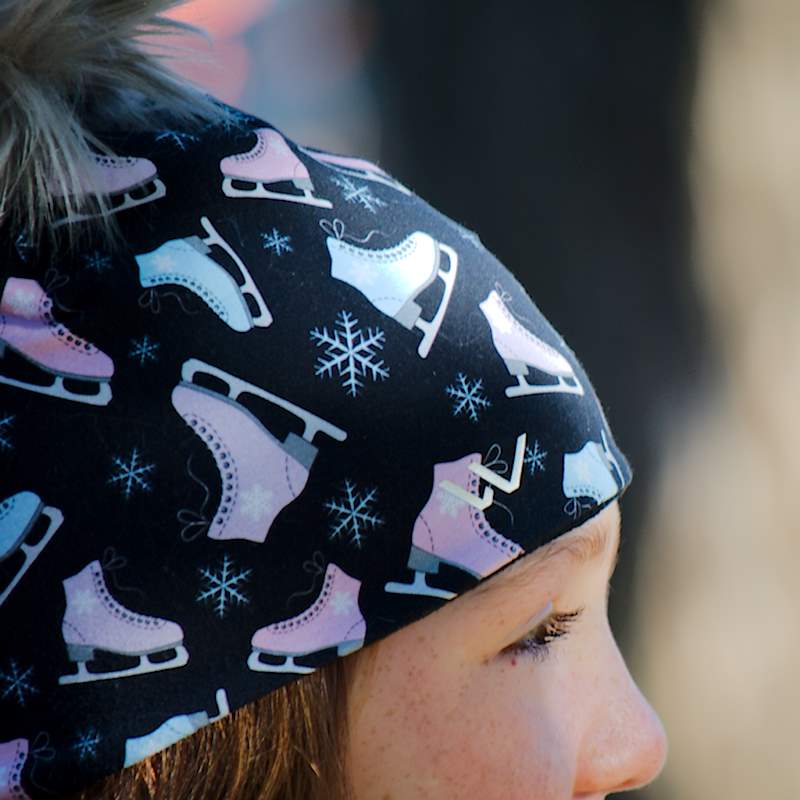 Vêtement Création Wissa fait 100% au Québec : Tuque noir avec patins bleus et roses à pompon