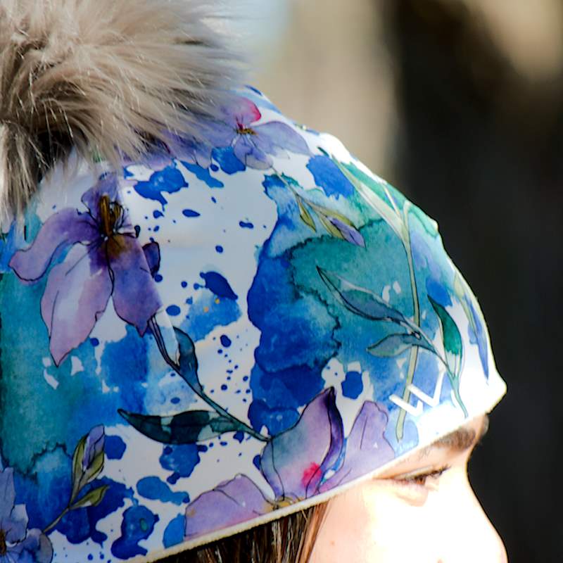 Vêtement Création Wissa fait 100% au Québec : Tuque blanche à fleurs mauves