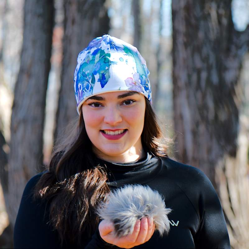 Vêtement Création Wissa fait 100% au Québec : Tuque blanche à fleurs mauves