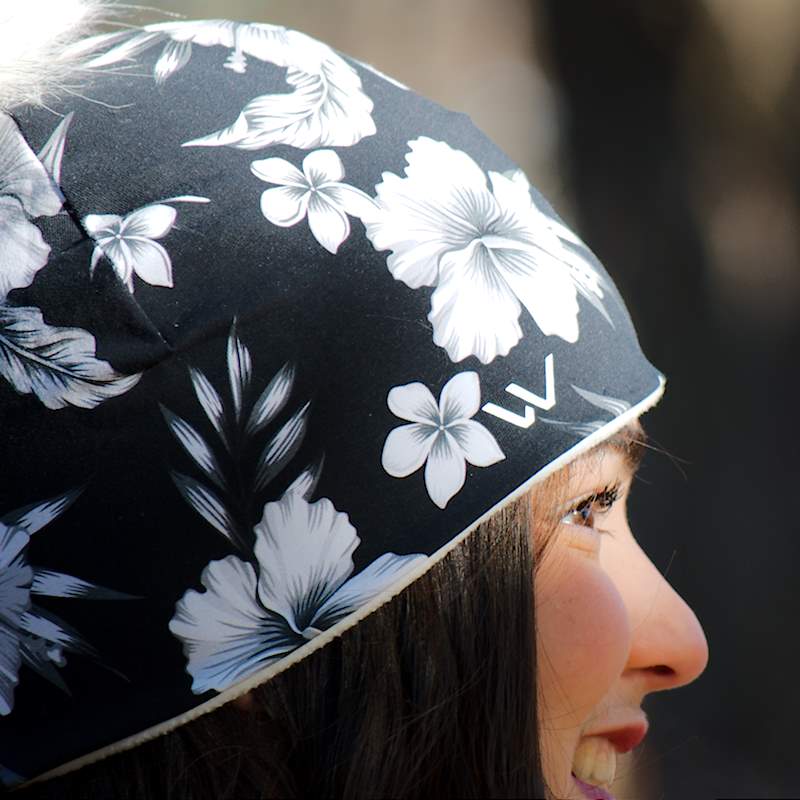 Vêtement Création Wissa fait 100% au Québec : Tuque noire à fleurs blanches