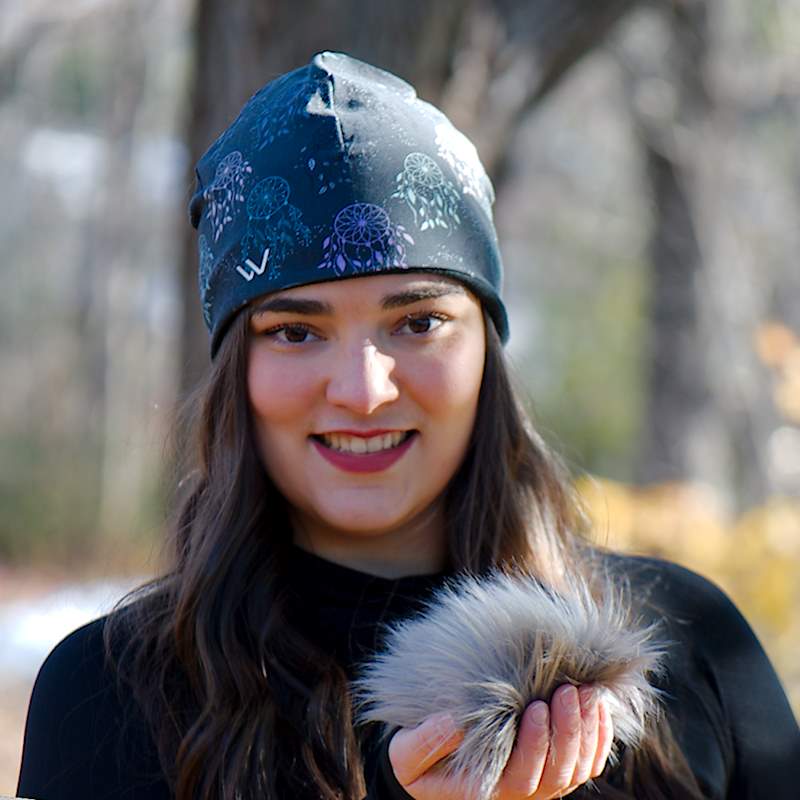Vêtement Création Wissa fait 100% au Québec : Tuque grise à capteurs de rêves