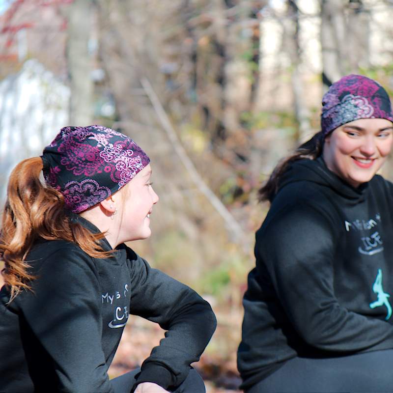 Vêtement Création Wissa fait 100% au Québec : Tuque noire à motif rose