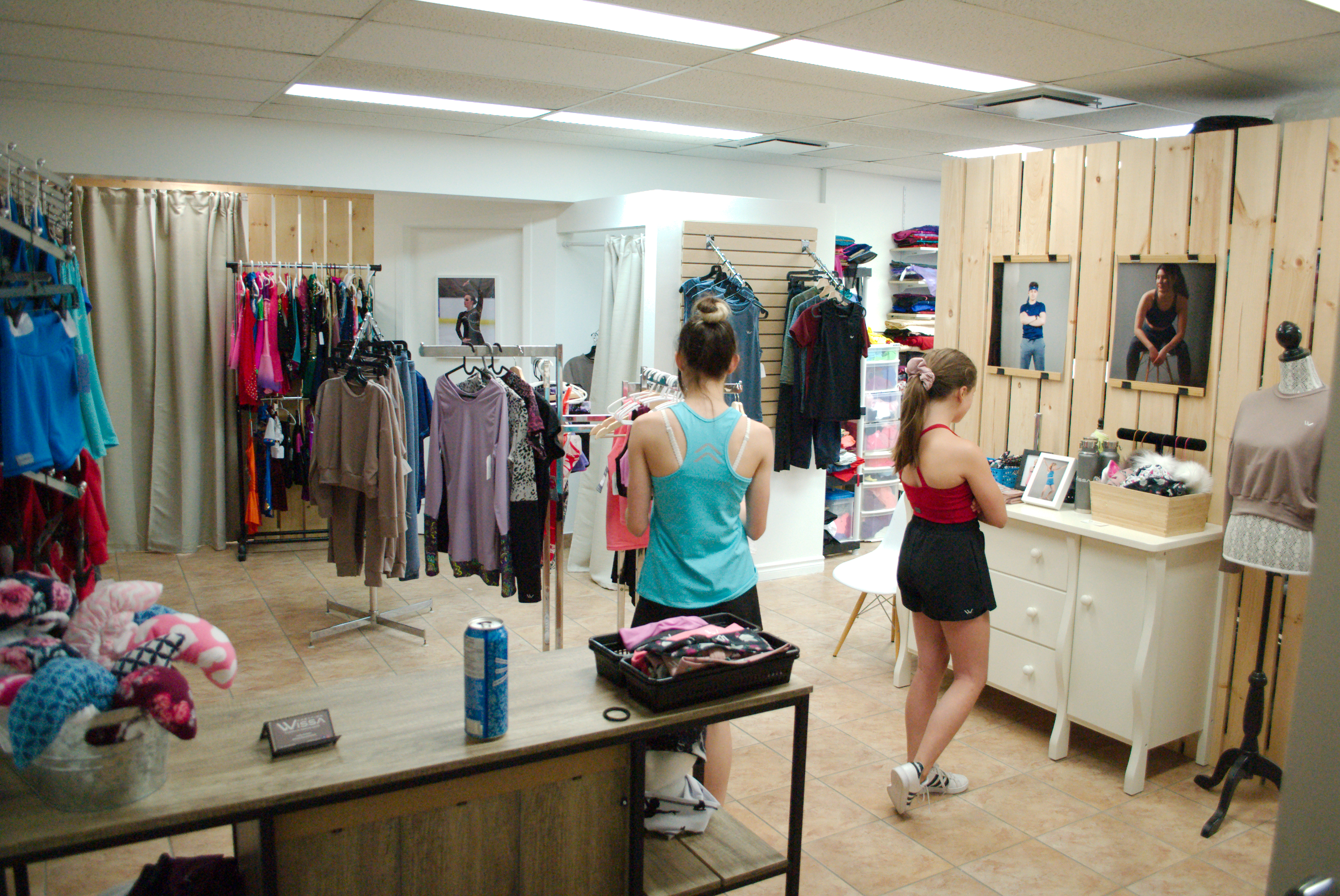 Intérieur de la boutique familiale Création Wissa de vêtements de sport, à Québec fait à Québec. Ouvert au public et spécialiser les costumes artistiques surmesure